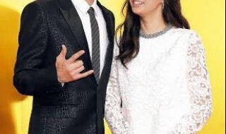 外婆扮奥特曼吓外孙